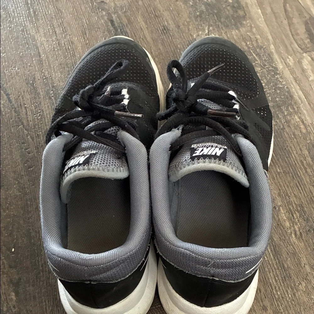 Nike Black and Gray Athletic Sneakers - Picture 4 of 11